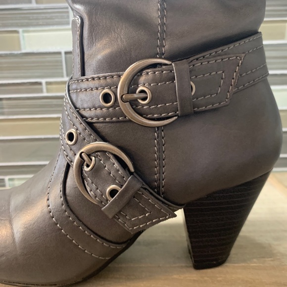 Maurice Fashions Gray Wrapped Buckle Ankle Bootie Boots Woman's Shoe Size 6 - Picture 9 of 12